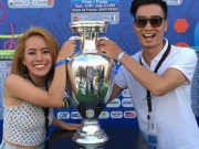 Ca nhạc - MTV - DJ đội Sơn Tùng sung sướng chạm tay vào cúp Euro 2016