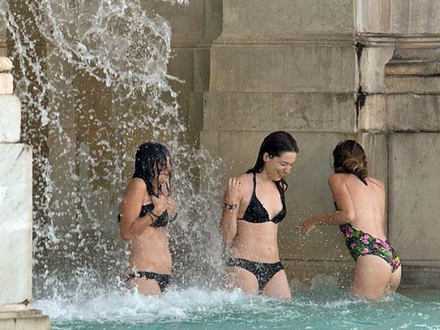 Ba cô gái mặc bikini tắm trong đài phun nước cổ ở Rome