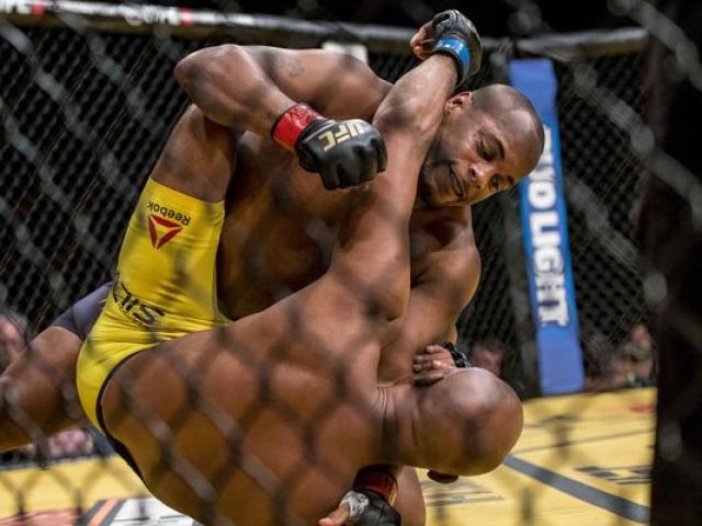 Thể thao - UFC 200: Huyền thoại "đóng thế" nhưng thất thế