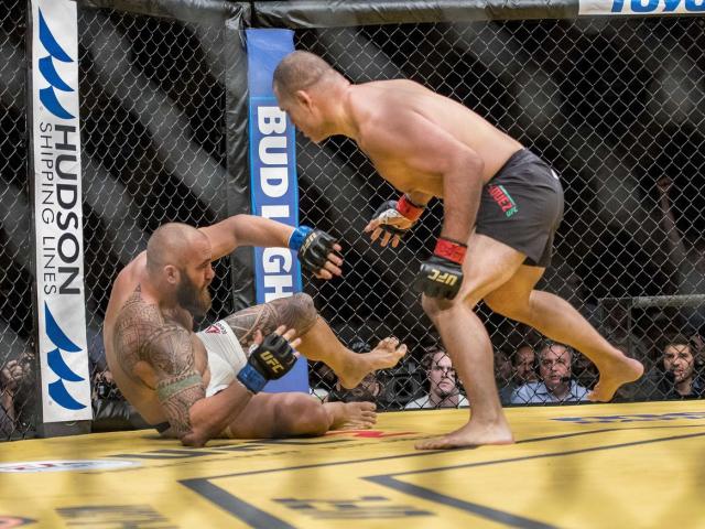 Thể thao - Bạn trai "Nữ hoàng UFC" nằm ôm đầu xin hàng đối thủ