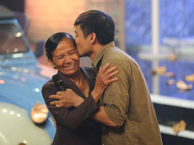 Ca nhạc - MTV - Quý Bình ôm hôn mẹ ruột trên sân khấu Bolero