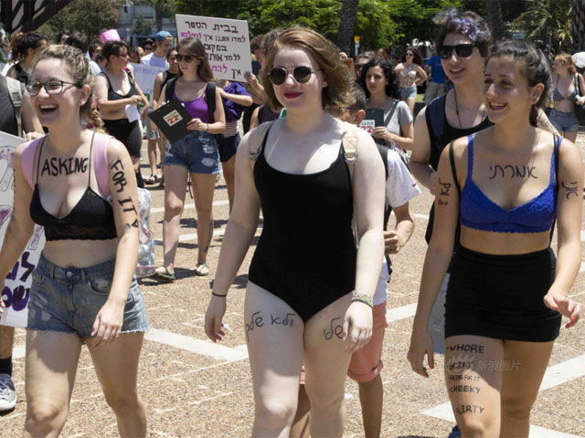 Bạn trẻ - Cuộc sống - Gái trẻ Israel mặc áo lót xuống đường đòi nữ quyền