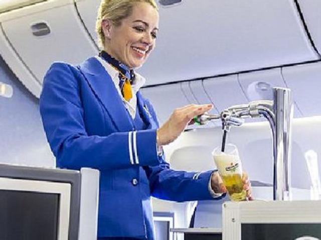 Thế giới - Hãng hàng không đầu tiên thế giới phục vụ bia tươi
