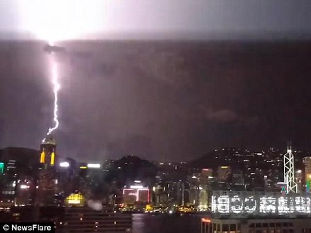 Phi thường - kỳ quặc - Video: 10.000 tia sét “oanh tạc” Hong Kong trong 12 giờ