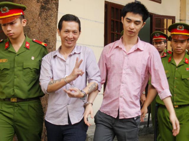 Pháp luật - Bị cáo giết người cười rạng rỡ sau khi phiên tòa bị hoãn