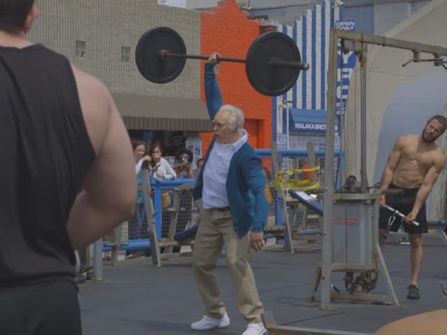 Thể thao - Nâng 2 tạ rưỡi, "ông lão" U90 khiến giới trẻ kinh ngạc