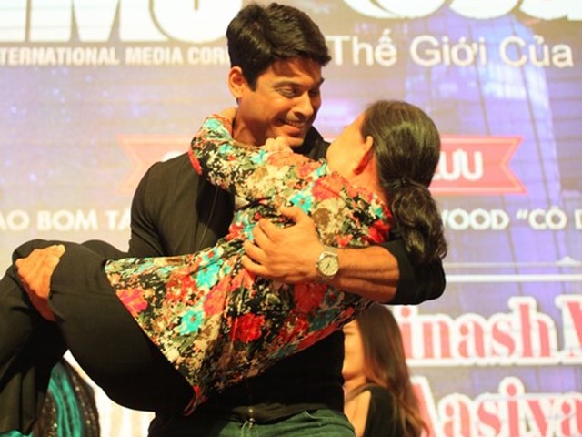 Phim - "Chồng cô dâu 8 tuổi" bế fan Việt U60 trên sân khấu