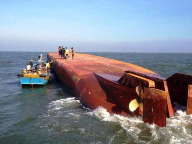 4 người kêu cứu trên sà lan bị chìm ở biển Cần Giờ