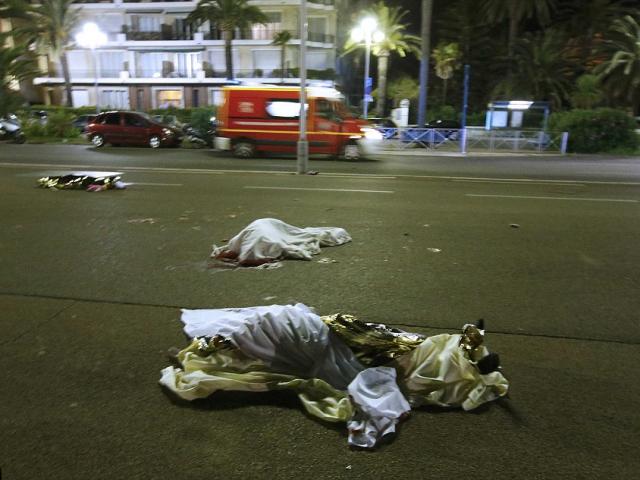 Nhân chứng khủng bố ở Pháp: Chạy qua những xác người