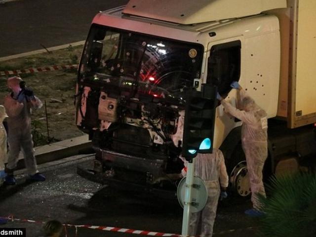 Lạnh người với vũ khí trong xe tải khủng bố ở Pháp