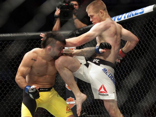 Thể thao - UFC: "Tay ngắn lưng còng" đấm cú nào ra cú đó