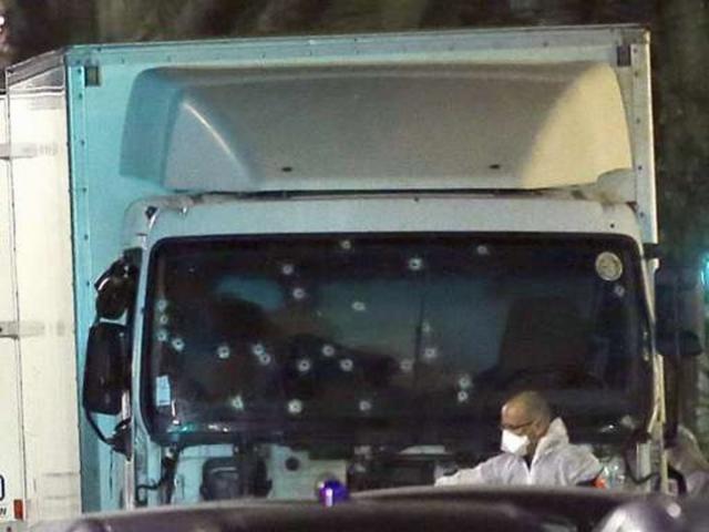4 điểm bất thường trong vụ khủng bố bằng xe tải ở Pháp