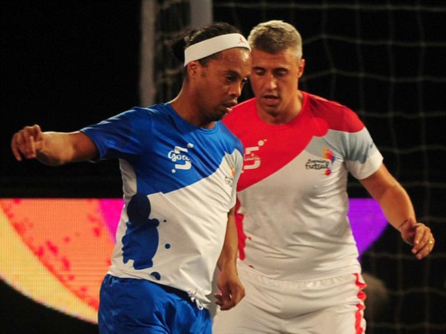 Bóng đá - Ronaldinho, Ryan Giggs trình diễn ma thuật ở giải Futsal