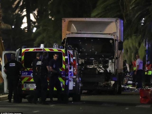 Pháp bắt 7 người nghi liên quan vụ khủng bố bằng xe tải
