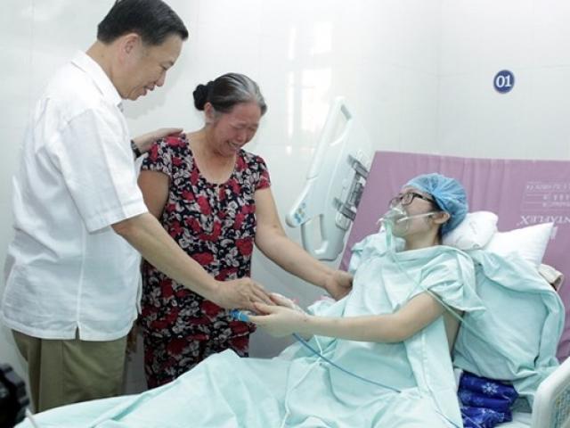 Tin tức trong ngày - Bộ trưởng CA động viên nữ chiến sĩ "từ chối trị ung thư để cứu con"