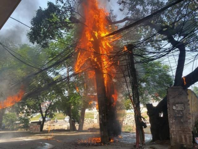 HN: Cột điện bốc cháy dữ dội trên đường Hoàng Quốc Việt