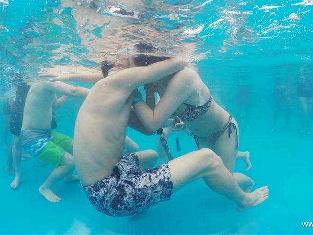 Bạn trẻ - Cuộc sống - 15 cặp đôi TQ nhịn thở, thi hôn nhau dưới nước