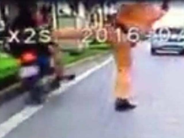 Tin tức trong ngày - Phạt lái xe trong clip bị CSGT “giơ chân” làm ngã