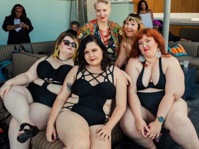 Thời trang - Ngắm những nàng béo cực sexy và sành điệu ở tiệc bể bơi