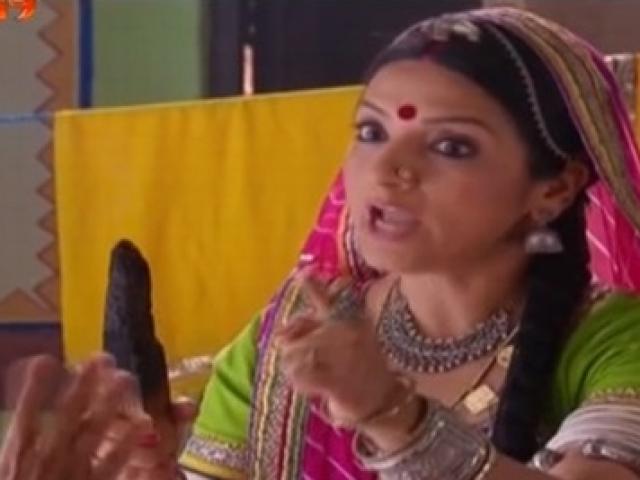 Phim - Ghê rợn hành động bạo hành của mẹ chồng con gái Anandi