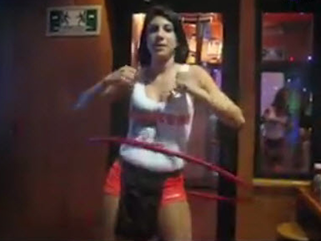 Video Clip Cười - Clip hài: Lắc vòng không dễ như mọi người nghĩ