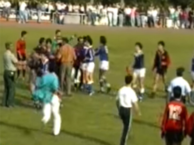 Bóng đá - Trận đấu bạo lực nhất lịch sử: 15 thẻ vàng, 6 thẻ đỏ