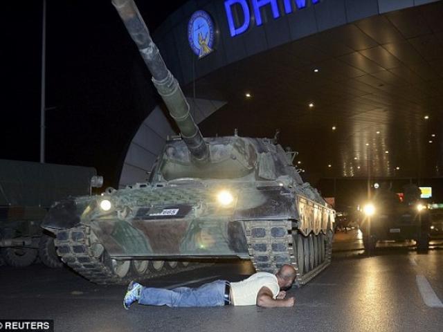 Thế giới - Người nằm cản xe tăng ở TNK: Nghiền nát tôi, hoặc biến đi