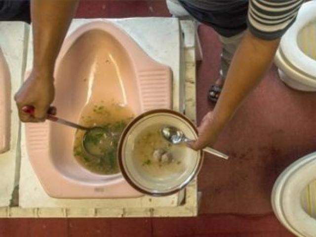 Phát khiếp với nhà hàng phục vụ món ăn trên... bồn cầu