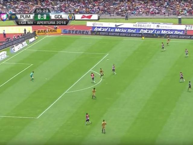 Bóng đá - Bay người đánh đầu như Persie nhưng phản lưới nhà