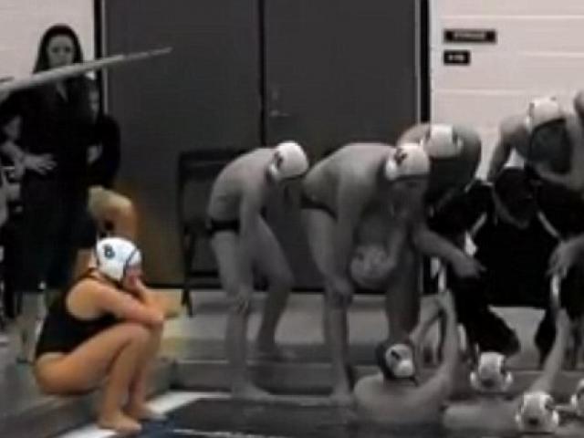 Thể thao - Nữ VĐV bị đối thủ nam "xâm hại" dưới nước