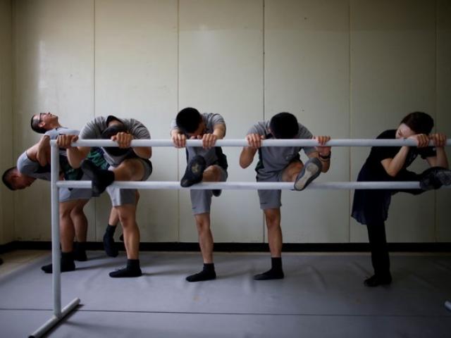 Thế giới - Binh sĩ HQ gần Triều Tiên tập ba-lê cho đỡ căng thẳng