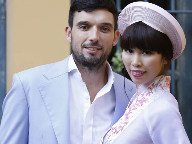 Người mẫu - Hoa hậu - Hà Anh e ấp bên hôn phu Tây trong lễ ăn hỏi