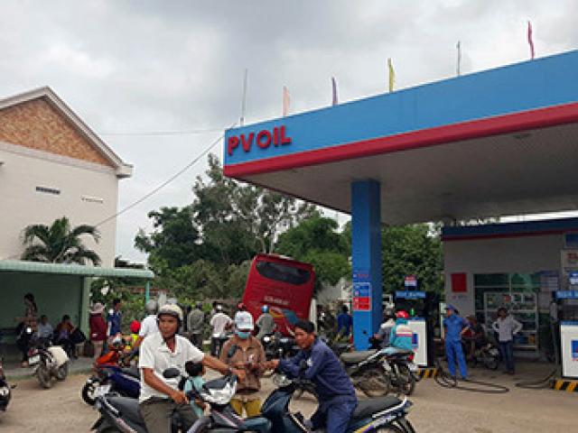 Tin tức trong ngày - Xe khách giường nằm mất lái lao vào cây xăng