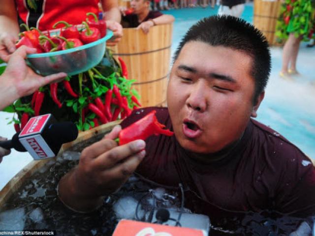 Phi thường - kỳ quặc - Nhăn mặt với cuộc thi ăn ớt trong thùng nước đá