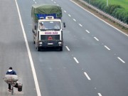 Tin tức trong ngày - Ảnh: Rùng mình xe chạy ngược chiều trên cao tốc nghìn tỉ