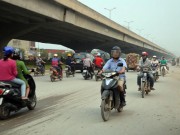 Tin tức trong ngày - Giật mình: Xe máy chạy ngược chiều trên phố với “tốc độ bàn thờ”