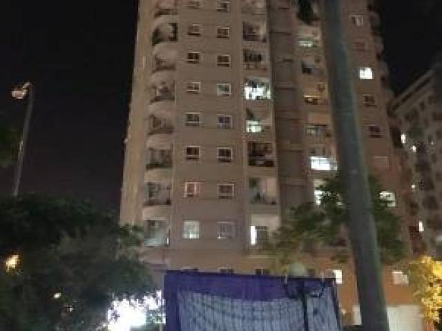 Tin tức trong ngày - Giải cứu nam thanh niên có ý định tự tử ở tòa nhà 16 tầng