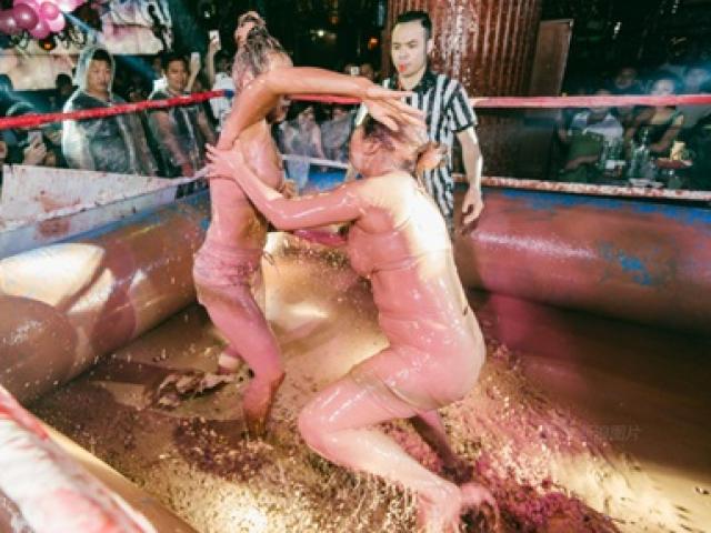 Bạn trẻ - Cuộc sống - Gái trẻ hăng say đấu vật bùn trong quán bar