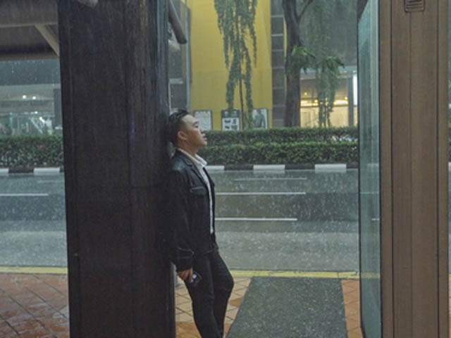 Ca nhạc - MTV - Trung Quân Idol dùng xe bồn 100 lít để tạo mưa trong MV