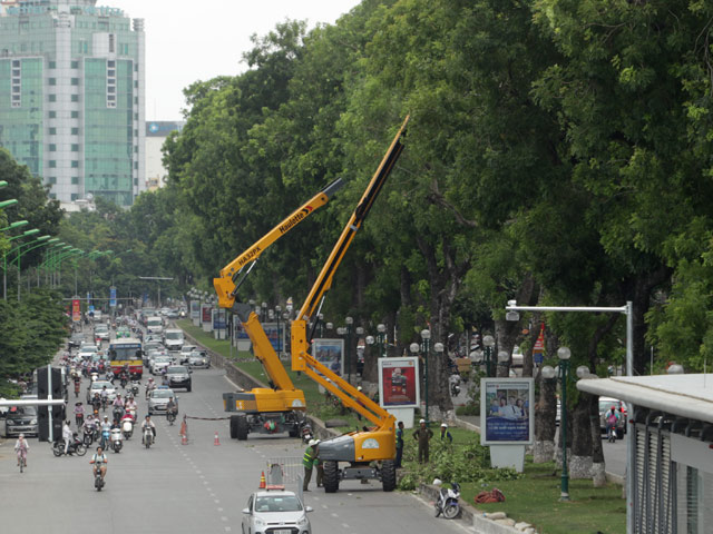 Tin tức trong ngày - Xem "hươu cao cổ" 32m cắt tỉa cây xanh tại Hà Nội
