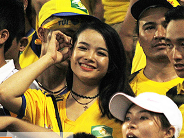 Bóng đá - Fan nữ xứ Nghệ lại "tỏa sáng" trên sân Hàng Đẫy