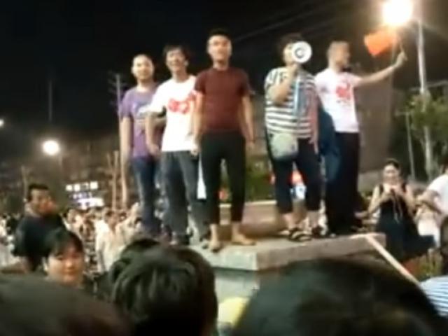 Thế giới - Dân TQ rầm rộ đòi tẩy chay Mỹ trước cửa hàng Apple nhái