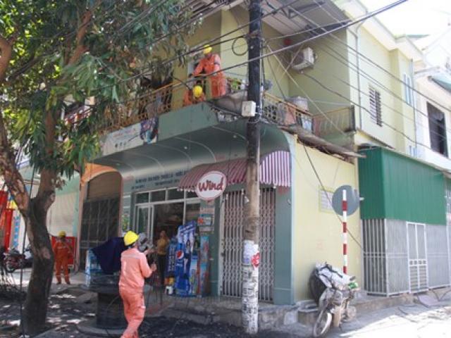 Tin tức trong ngày - Cột điện bất ngờ bốc cháy, người dân ôm con tháo chạy