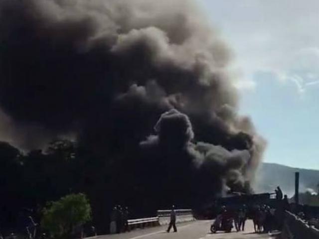 Tin tức trong ngày - Clip: Xe chở xăng tông container, 2 xe bốc cháy dữ dội