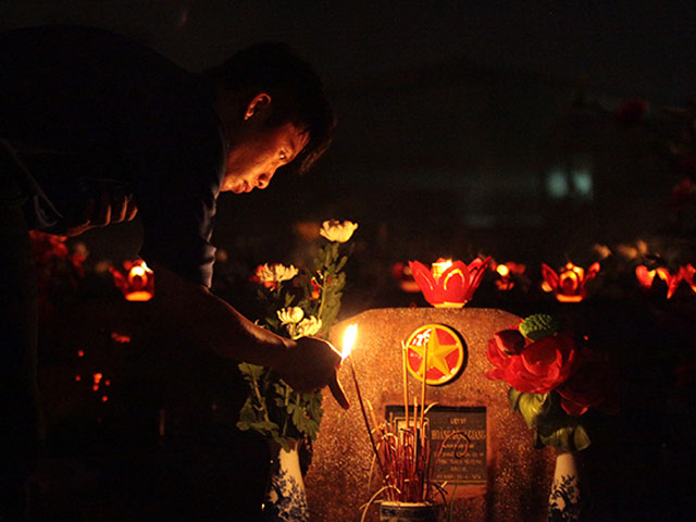 Tin tức trong ngày - Ngàn ngọn nến lung linh tri ân các anh hùng liệt sĩ