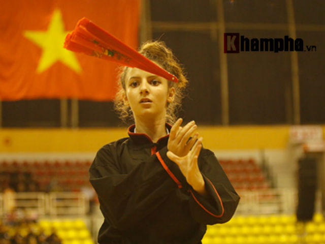 Thể thao - Nữ võ sỹ Tây múa kiếm, đánh côn ở giải võ Việt Nam