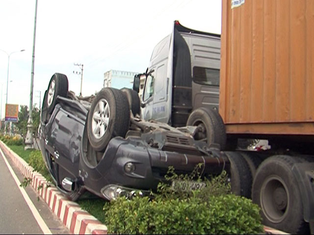 Tin tức trong ngày - Xe con "chổng vó" trên dải phân cách, 6 người bị thương