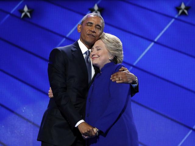 Ông Obama ôm, cầm tay bà Clinton đầy tin tưởng