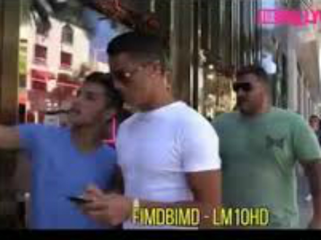 Bóng đá - Bị làm phiền, Ronaldo khó chịu với fan "cuồng"