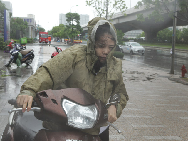 Tin tức trong ngày - Chùm ảnh: Người Hà Nội vật vã chống chọi bão số 1